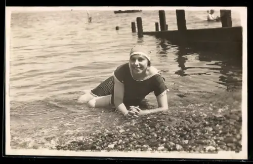 AK junge Frau im Badeanzug am Steinstrand