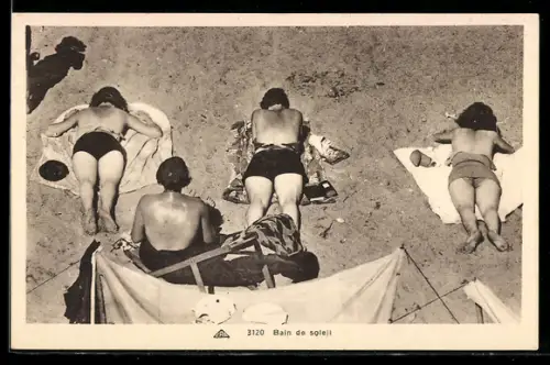 AK Bain de soleil, Frauen im Badeanzug beim Sonnen am Strand