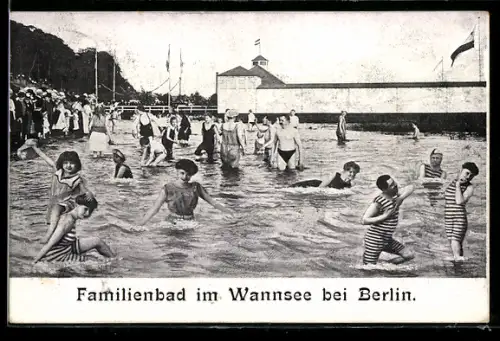 AK Berlin-Wannsee, Badegäste im Badeanzug, Familienbad Wannsee