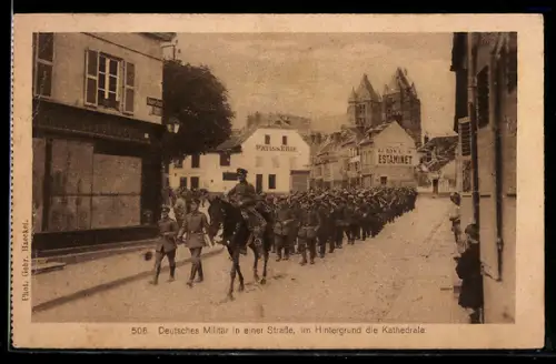 AK Deutsche Soldaten in einer Strasse, Blick auf die Kathedrale
