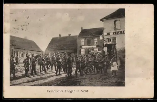 AK Infanterie Soldaten halten Aussschau nach feindlichem Flieger
