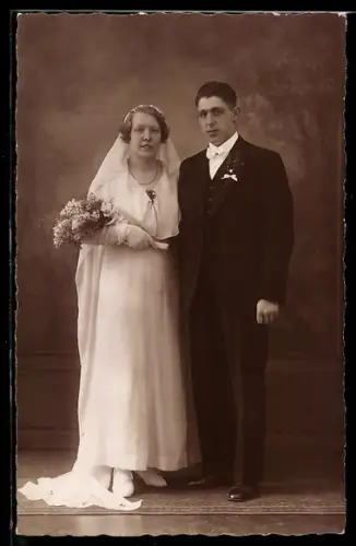 AK junges Paar zu ihrer Hochzeit im Brautkleid und Anzug