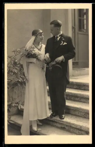 AK Brautpaar im Hochzeitskleid und Anzug mit Zylinder, Hochzeit