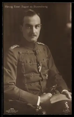 AK Ernst August Herzog von Braunschweig in Uniform sitzt in einem Stuhl
