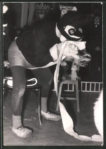 Fotografie Fasching - Karneval, Mann im Kostüm nimmt an einem Spiel teil