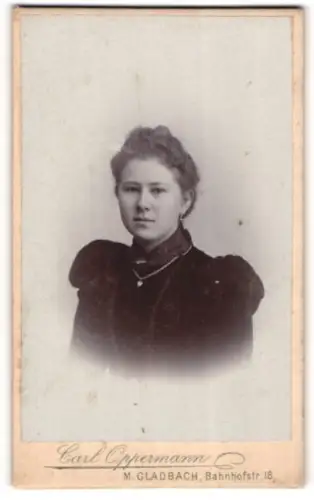 Fotografie Carl Oppermann, M.-Gladbach, Portrait junge Dame im schwarzen Kleid mit Halskette