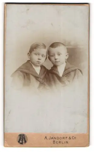 Fotografie A. Jandorf & Co., Berlin, Portrait zwei kleine Jungen in Matrosenanzügen