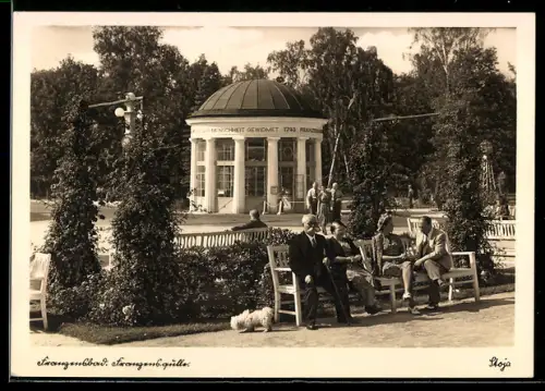 AK Franzensbad, Gruppe vor dem Pavillon der Franzenquelle