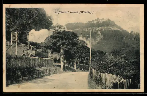 AK Urach /Württbg., Dampfeisenbahn, Landschaft, Burg auf dem Berg