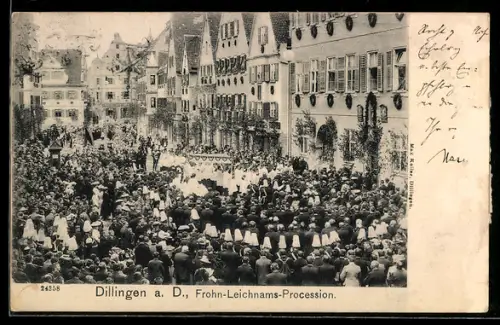 AK Dillingen a. D., Frohn-Leichnams-Procession mit Besuchermenge, Strassenpartie