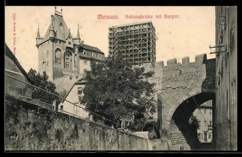 AK Meissen, Schlossbrücke mit Burgtor, Eingerüstetes Gebäude