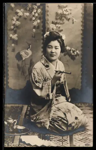 AK Geisha beim Rauchen mit einem Fächer