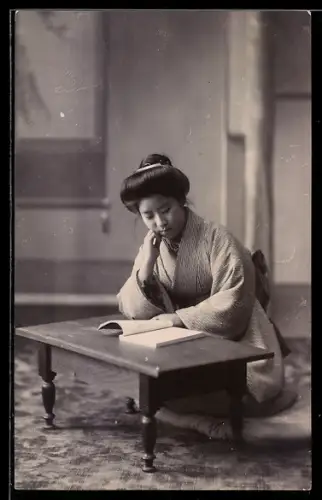 AK Geisha liest in einem Buch