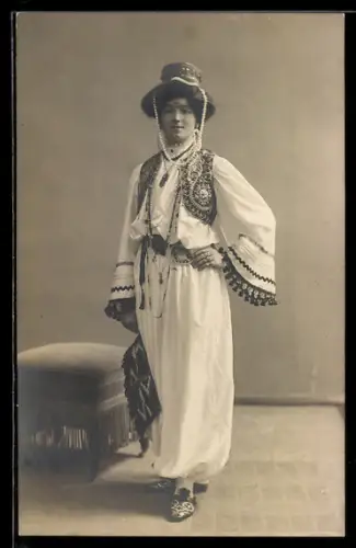 AK Geisha in auffälliger Kleidung