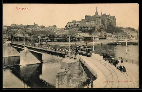 AK Meissen, Stadtpanorama mit Albrechtsburg, Elbbrücke, Strassenbahn aus der Vogelschau