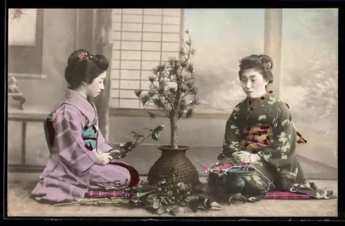 AK Zwei Geishas mit Bonsai und Blumen