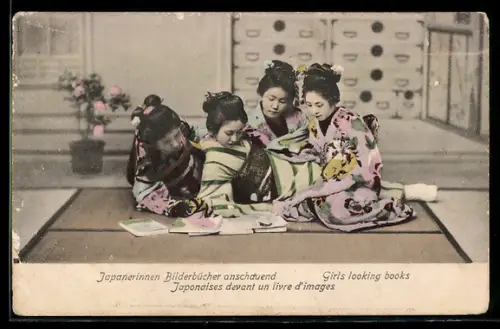AK Japanerinnen, Bilderbücher anschauend