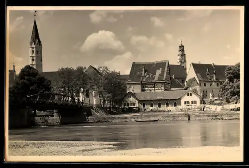 Foto-AK Lauingen a. d. Donau, Ortsansicht mit Kirche und Brücke, Donauufer