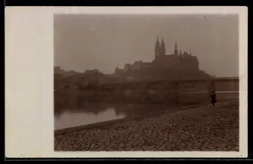 Foto-AK Meissen /Sa., Albrechtsburg, Dame auf gepflastertem Ufer, Brücke