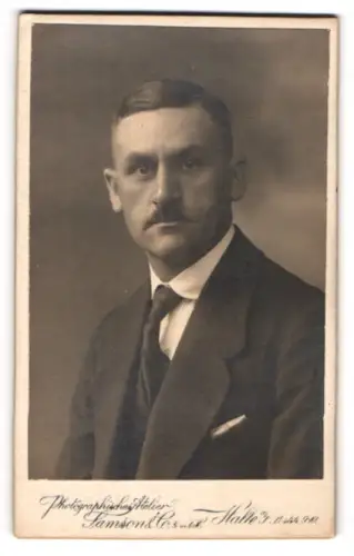 Fotografie Samson & Co., Halle a/S., Portrait Mann im Anzug mit Krawatte