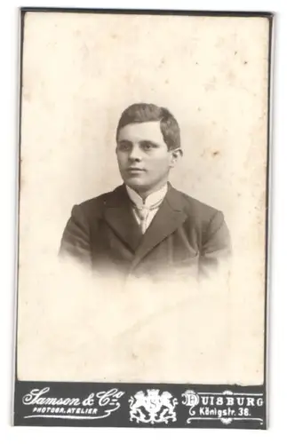 Fotografie Samson & Co., Duisburg, Junger Mann im Anzug mit weissem Hemd