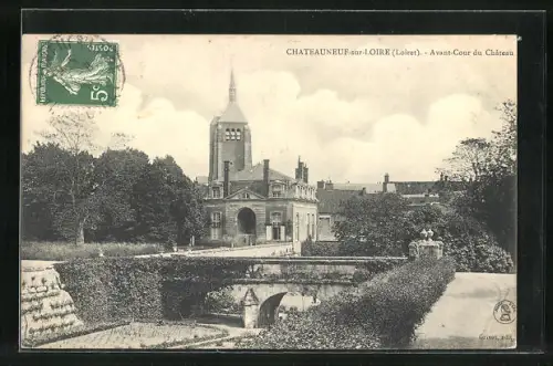 AK Chateauneuf-sur-Loire, Avant Cour du Chateau