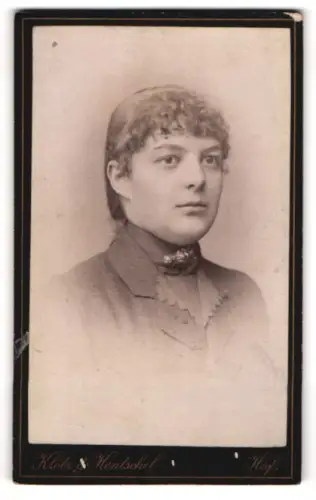 Fotografie Klotz & Hentschel, Hof, Frau in eleganter Sonntagskleidung mit Locken