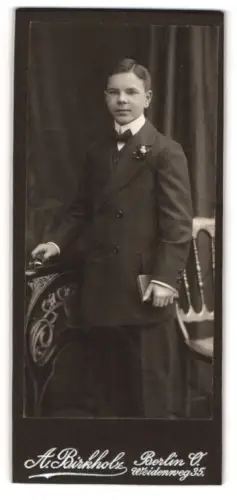 Fotografie A. Birkholz, Berlin, Junger Mann im Anzug mit schwarzer Fliege