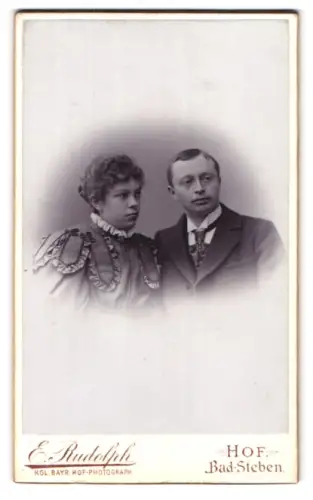 Fotografie E. Rudolph, Bad-Steben, Portrait bürgerliches Paar in zeitgenössischer Kleidung