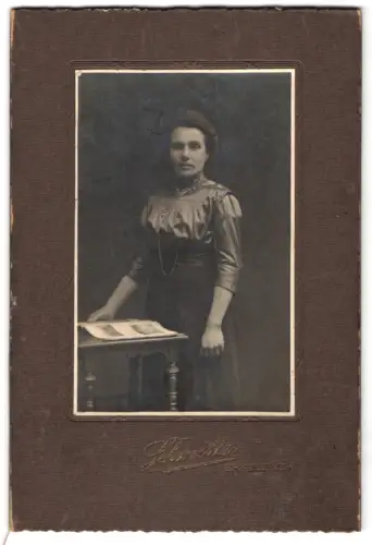 Fotografie Schmitter, Erkelenz, Portrait bürgerliche Dame mit Heft an Tisch gelehnt