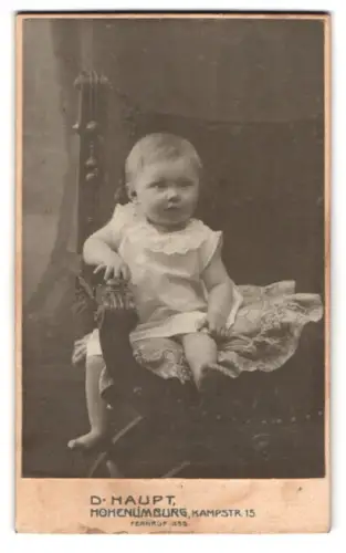 Fotografie D. Haupt, Hohenlimburg, Säugling auf Stuhl sitzend