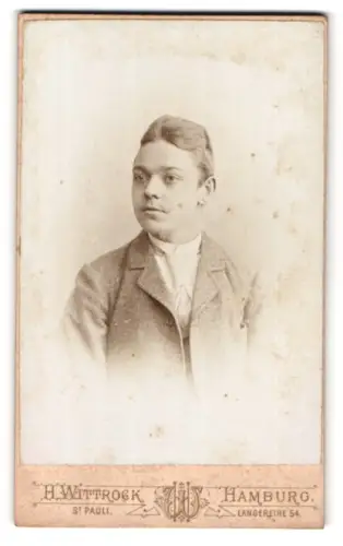 Fotografie H. Wittrock, Hamburg, Jüngling in schlichtem Anzug