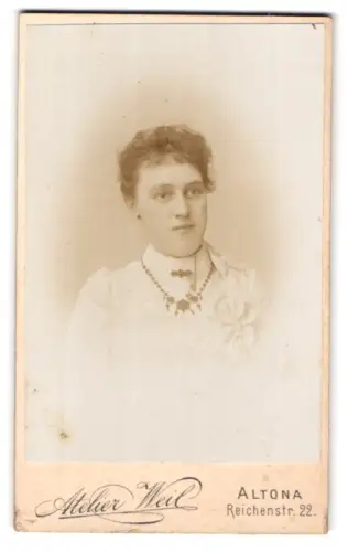 Fotografie Weil, Altona, Junge Frau mit ovalem Gesicht