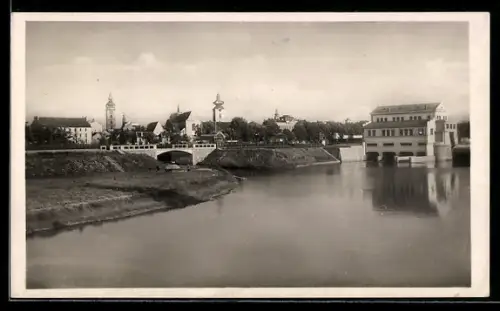 AK Budweis / Ceske Budejovice, Flusspartie mit Brücke