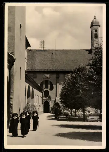 AK Dillingen /Donau, Klosterkirche der Franziskanerinnen, mit Nonnengruppe