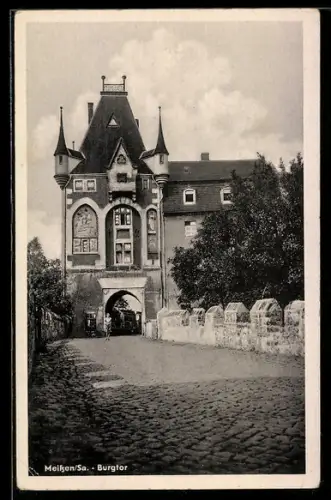 AK Meissen /Sal., Burgtor mit Strassenpartie