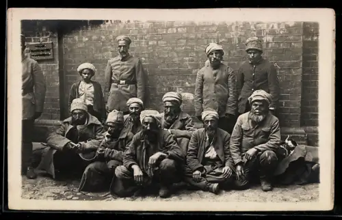 Foto-AK Gruppenfoto von Kriegsgefangenen