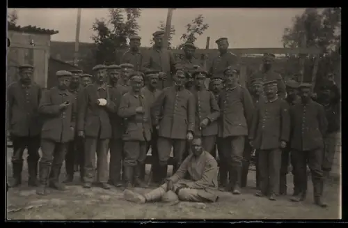 Foto-AK Gruppenfoto von Kriegsgefangenen 1918