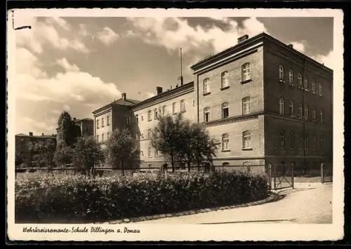 AK Dillingen a. Donau, Wehrkreismonte-Schule in der Aussenansicht mit Gartenanlage