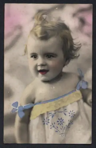 Geräusch-AK Kleinkind im blau-weissen Kleid