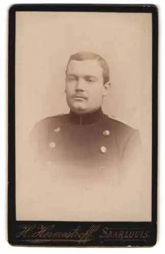 Fotografie H. Hermestroff, Saarlouis, Silberherzstrasse 11, Offizier im Überrock