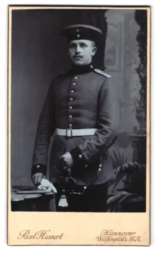 Fotografie Paul Hasser, Hannover, Welfenplatz 16A, Soldat vom Feld-Artillerie-Regiment in Uniform mit Säbel