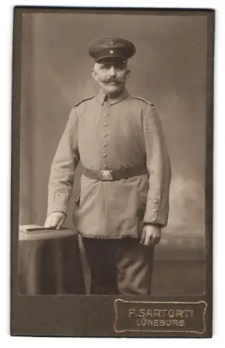 Fotografie F. Sartorti, Lüneburg, Soldat vom Inf.-Regiment Nr. 73 in Feldgrau Uniform mit Schirmmütze