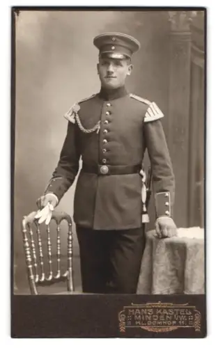 Fotografie Hans Kastel, Minden i. W., Kl. Domhof 11, Spielmann in Uniform mit Schirmmütze und Bajonett
