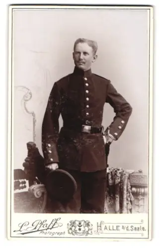Fotografie L. Pfaff, Halle a. d. Saale, Geiststrasse 47, Soldat in Uniform mit Schirmmütze und Bajonett