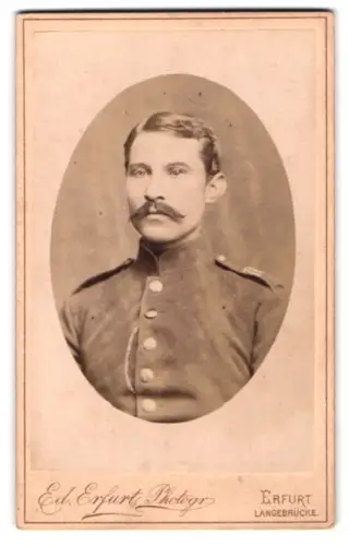 Fotografie Ed. Erfurt, Erfurt, Langebrücke /Nonnengasse 7, Soldat vom Infanterie-Regiment Nr. 71 in Uniform