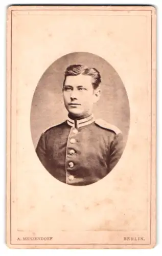 Fotografie A. Menzendorf, Berlin, Louisen-Str. 61, Garde-Soldat in Uniform