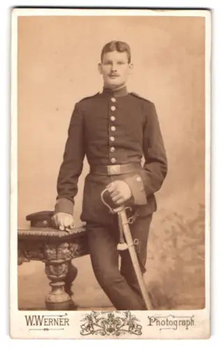Fotografie W. Werner, Riesa, Kastanien-Str. 81, Soldat von sächsischem Feld-Artillerie-Regiment in Uniform mit Säbel