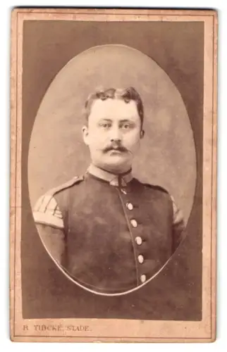 Fotografie R. Tibcke, Stade, Ecke Höhen- und Kl. Schmiedenstr. 239, Sergeant-Spielmann in Uniform