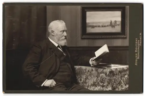 Fotografie Atelier Belitski, Nordhausen, Freiheit 14, Herr mit Buch am Tisch sitzend